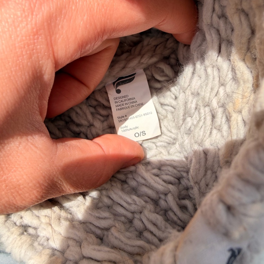 Fabletics grey beanie - Picture 2 of 4
